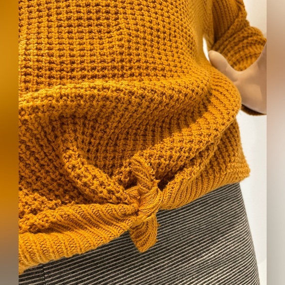 GUESS | Cut Out Shoulder Kailyn Sweater in Medieval Gold Size Medium - Picture 10 of 12